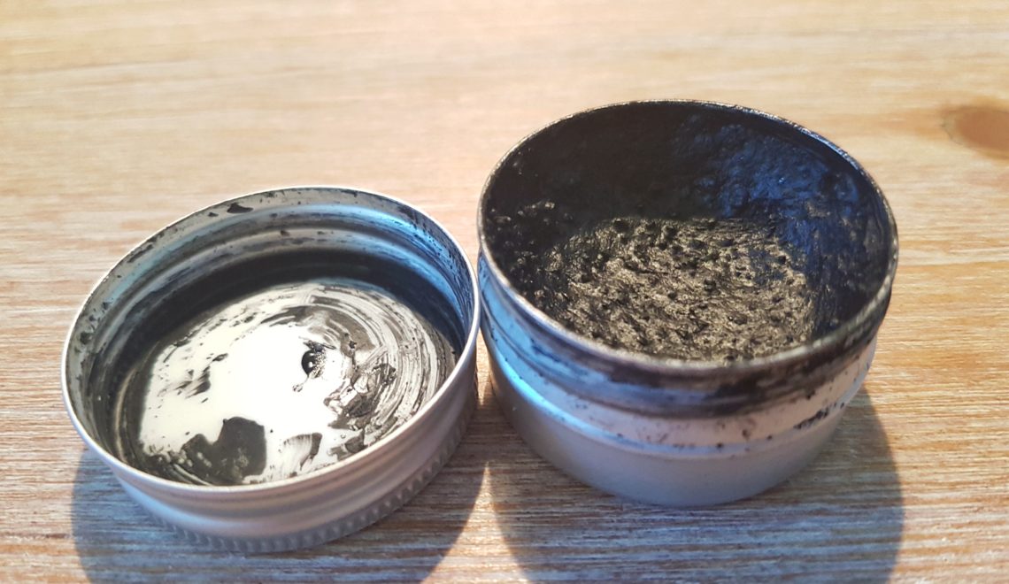 brossage de dents au charbon pour des dents blanche