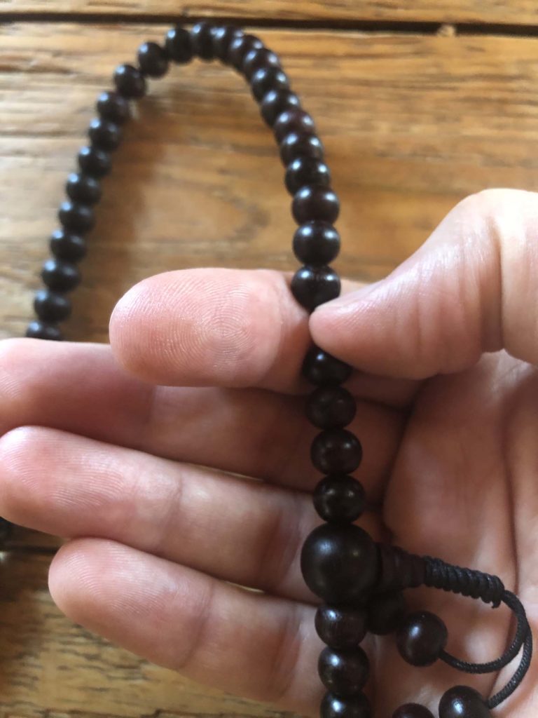 Compter les perles sur un mala pour la méditation avec mantra