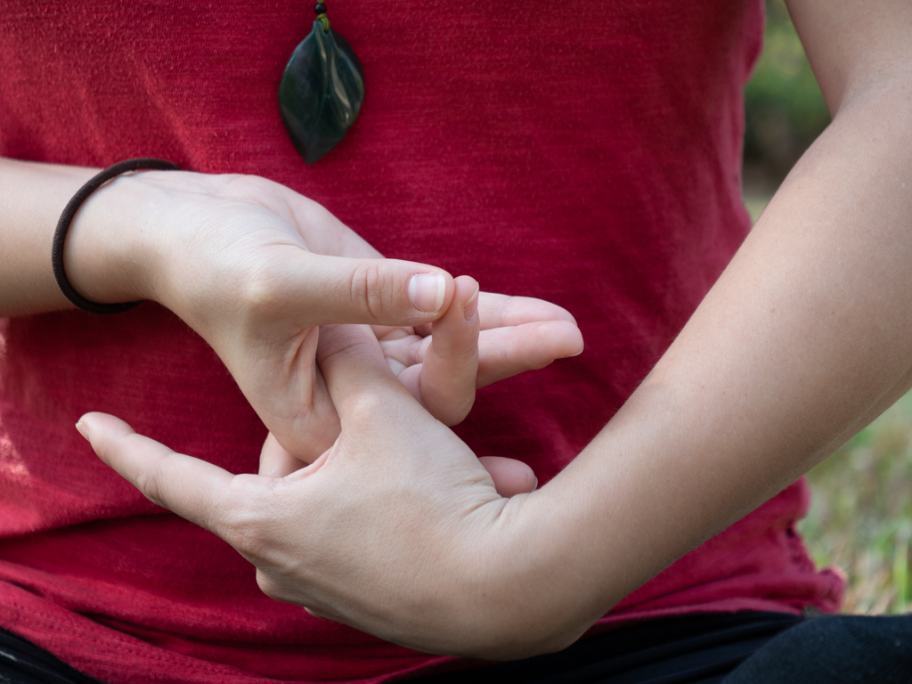 Position des mains en méditation taoïste (étape 3)