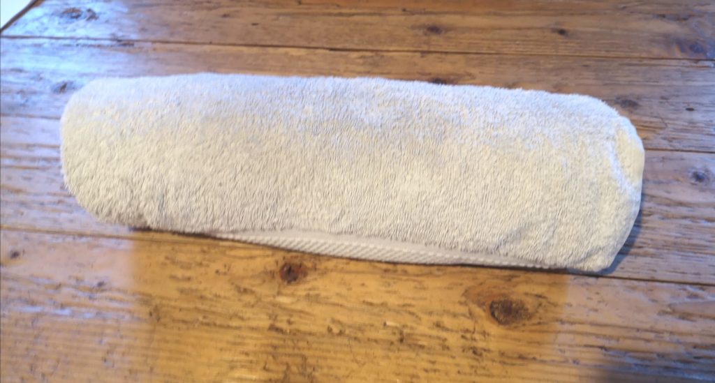 Coussin de méditation fait maison avec une serviette de bain